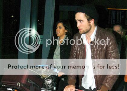 robert-pattinson-heathrow-light